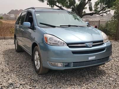 A picture of Toyota Sienna XLE Limited FWD 2006