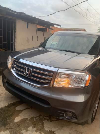 A picture of Honda pilot 2012