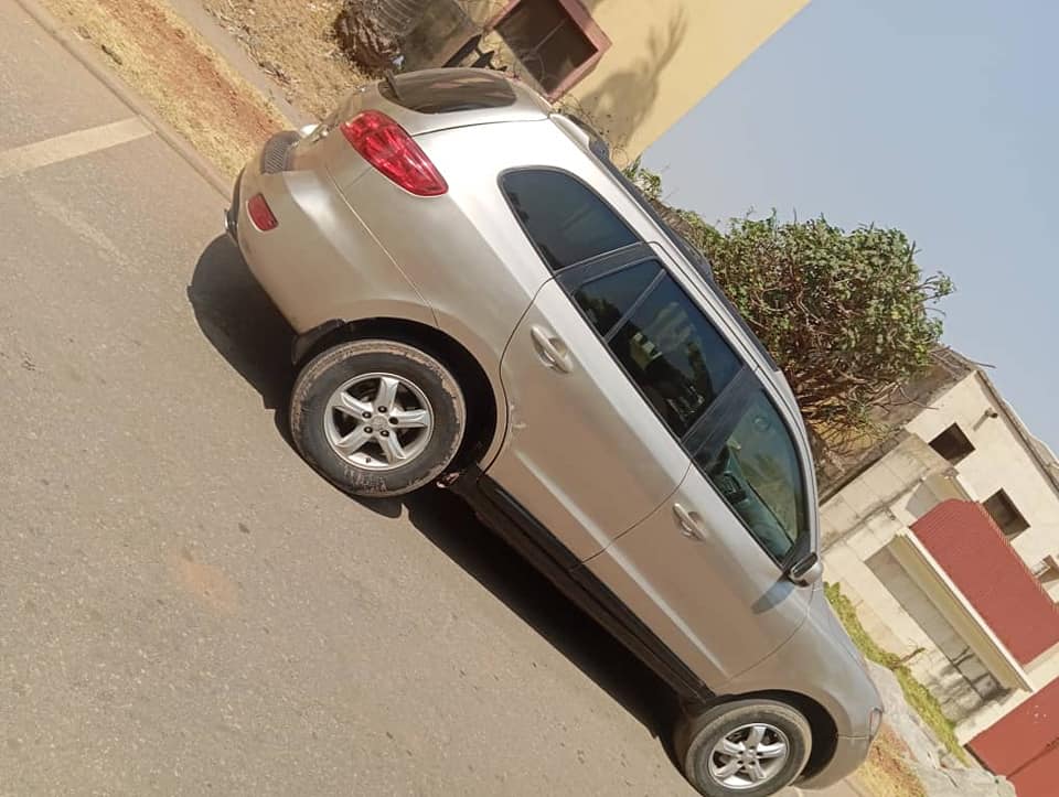 A picture of Distress Hyundai Santafe 2006 buy and drive Price 3.650million Call