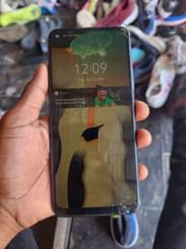 A picture of Inifinix hot 10 GB 64 imendondoka imepasuka kioo