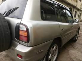 A picture of Toyota Rav 4 2000 model working perfectly engine gear and