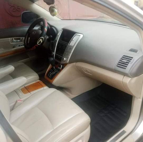A picture of 2005 Toyota Lexus Rx330 V6