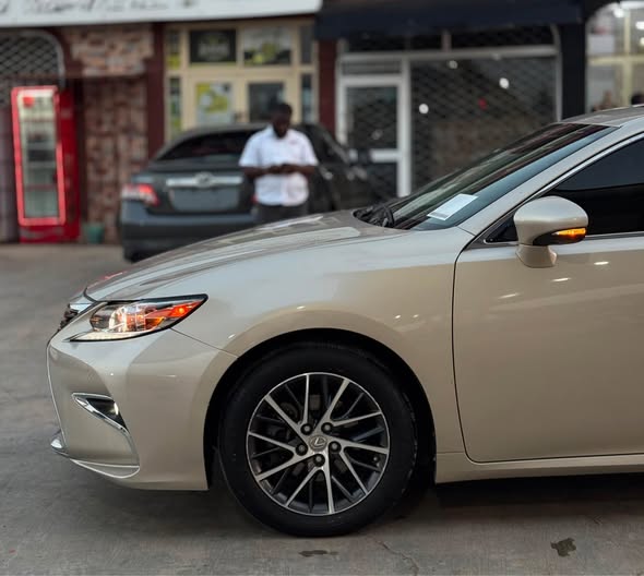 A picture of FOREIGN USED 2016 LEXUS ES350 SUNROOF POWERBOOT BSM PARK ASSIST