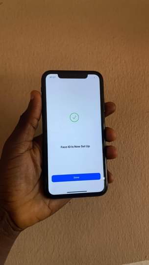 A picture of iPhone XR working perfectly with receipt