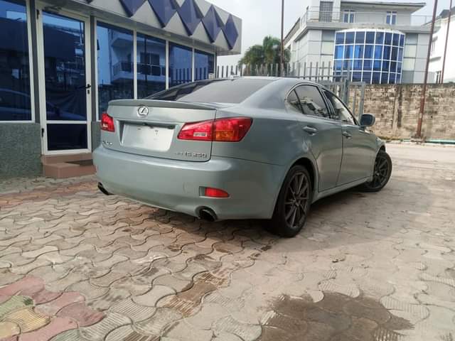 A picture of Lexus is350