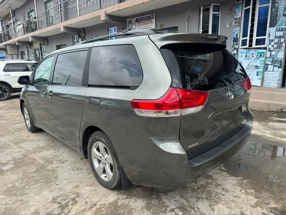 A picture of TOYOTA SIENNA LE 2014