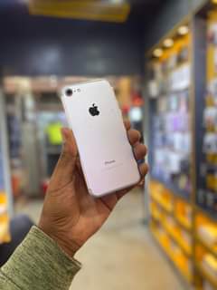A picture of iPhone 7 plain used