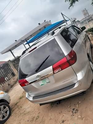 A picture of Registard toyota sienna 2004 model painted