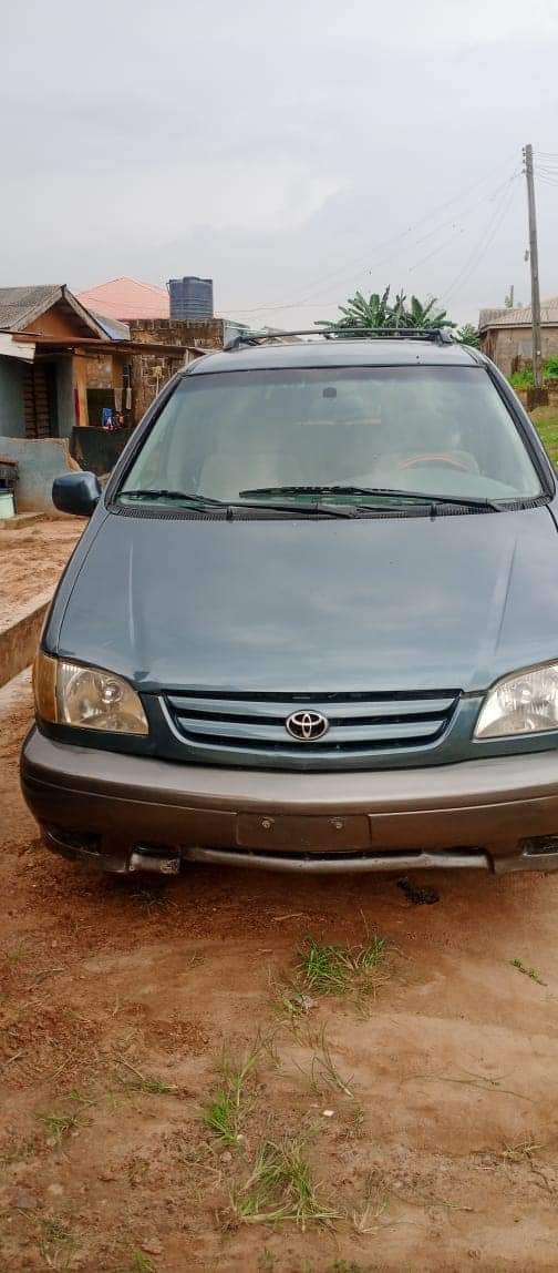 A picture of Toyota siena
