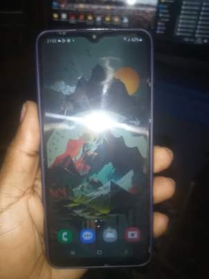 A picture of Samsung a12 gb 64