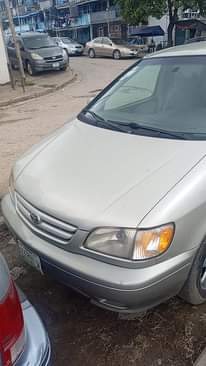 A picture of Toyota Sienna 2002