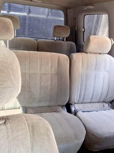 A picture of TOYOTA NOAH SR40 Bei 7 9M