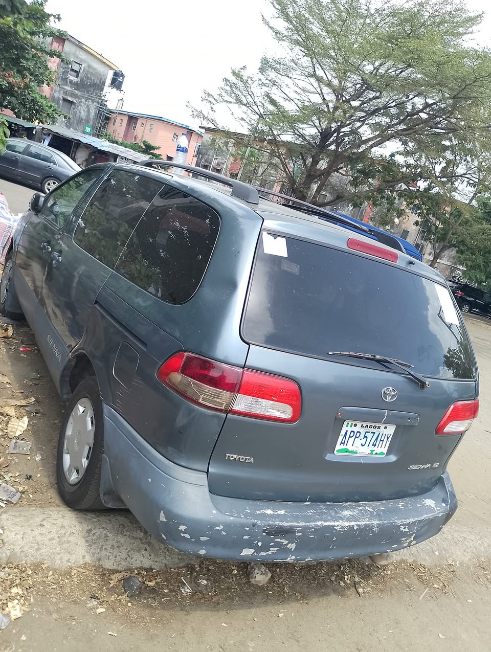 A picture of 2002 Toyota sienna