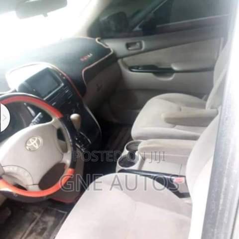 A picture of 2005 Sienna Toyota 7
