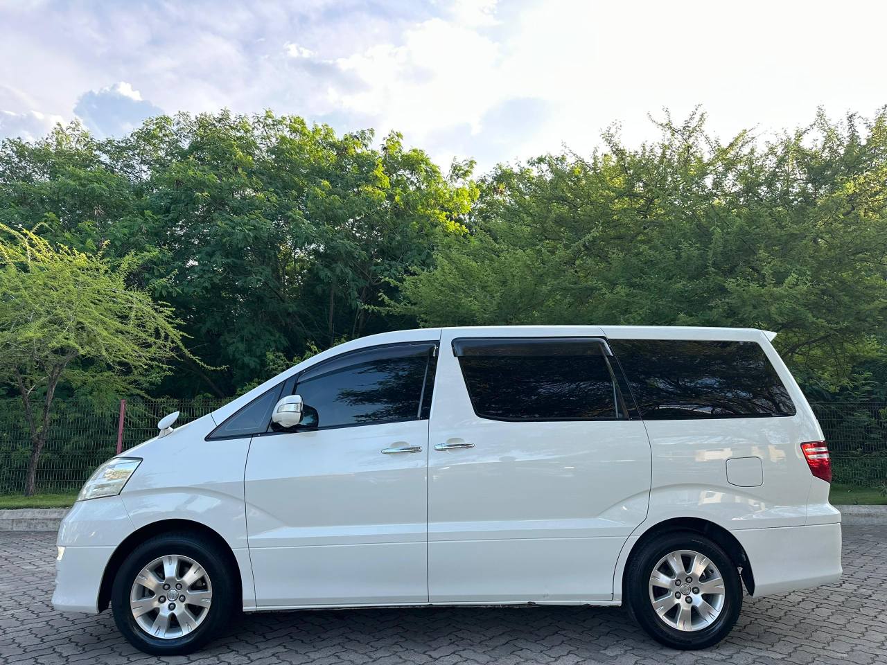 A picture of Toyota Alphard on sale EKY