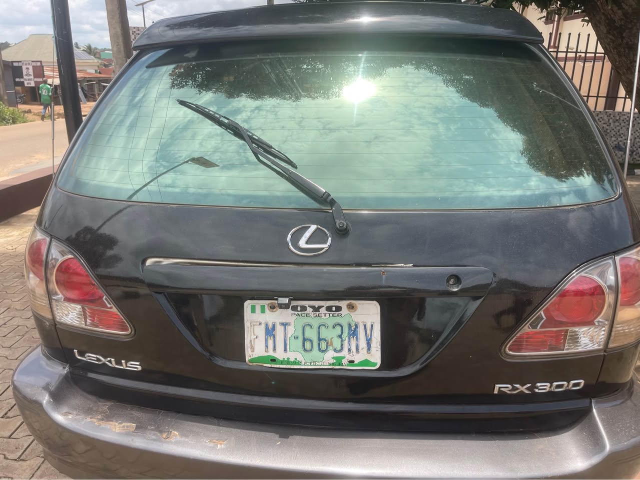 A picture of Lexus 330