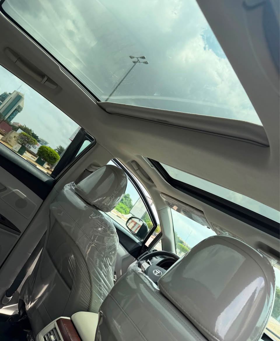 A picture of TOYOTA VENZA XLE 2012