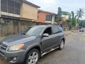 A picture of Reg Toyota RAV4 2010 model V6 engine Buy and use