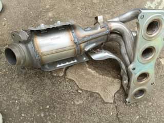 A picture of RAV 4 Vanguard complete manifold with catalytic converter and silencer