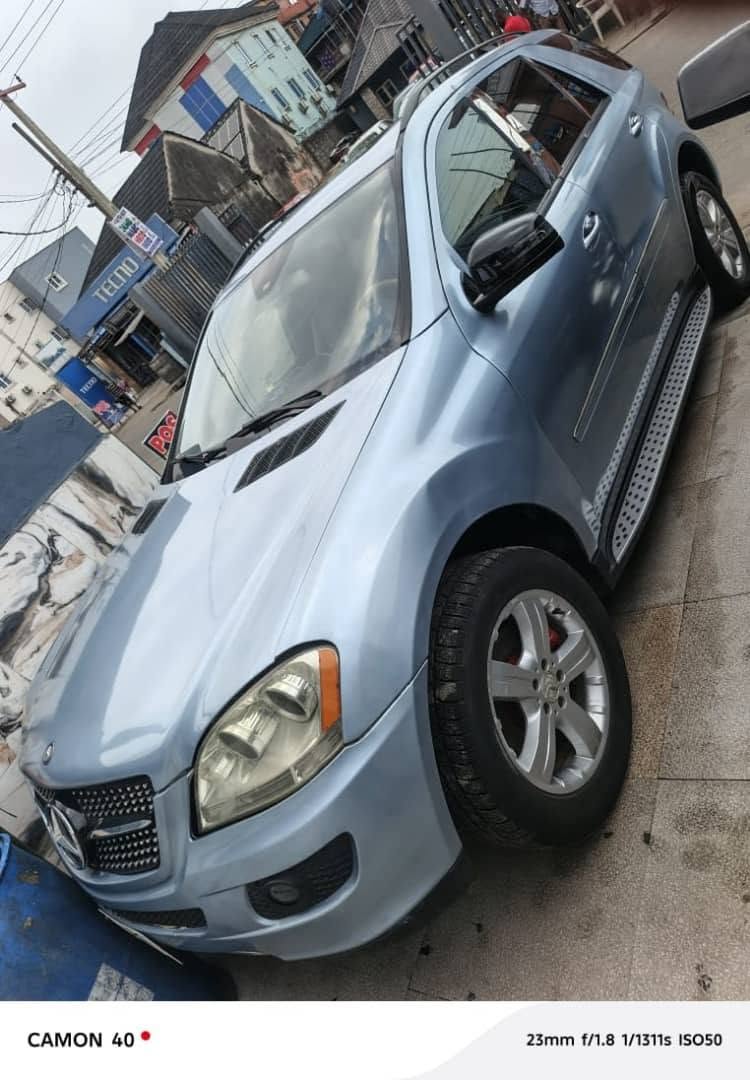 A picture of ML350 4matic 2007 model painted everything is working perfectly good