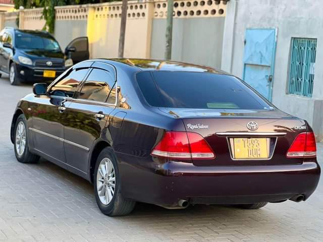 A picture of TOYOTA CROWN ROYAL PRICE 11.8 M