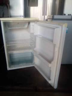 A picture of NAUZA FRIDGE MLANGO MMOJA BEI 190000 LIPO KIGAMBON FERRY NO