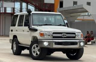 A picture of TOYOTA LANDCRUISER LX