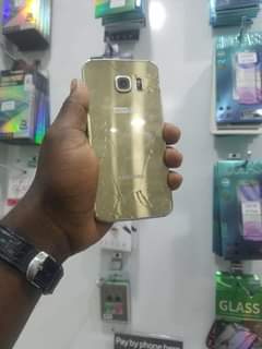 A picture of Samsung s6edge inacreck zisizo na madhara kabsa inatumika vzr sana