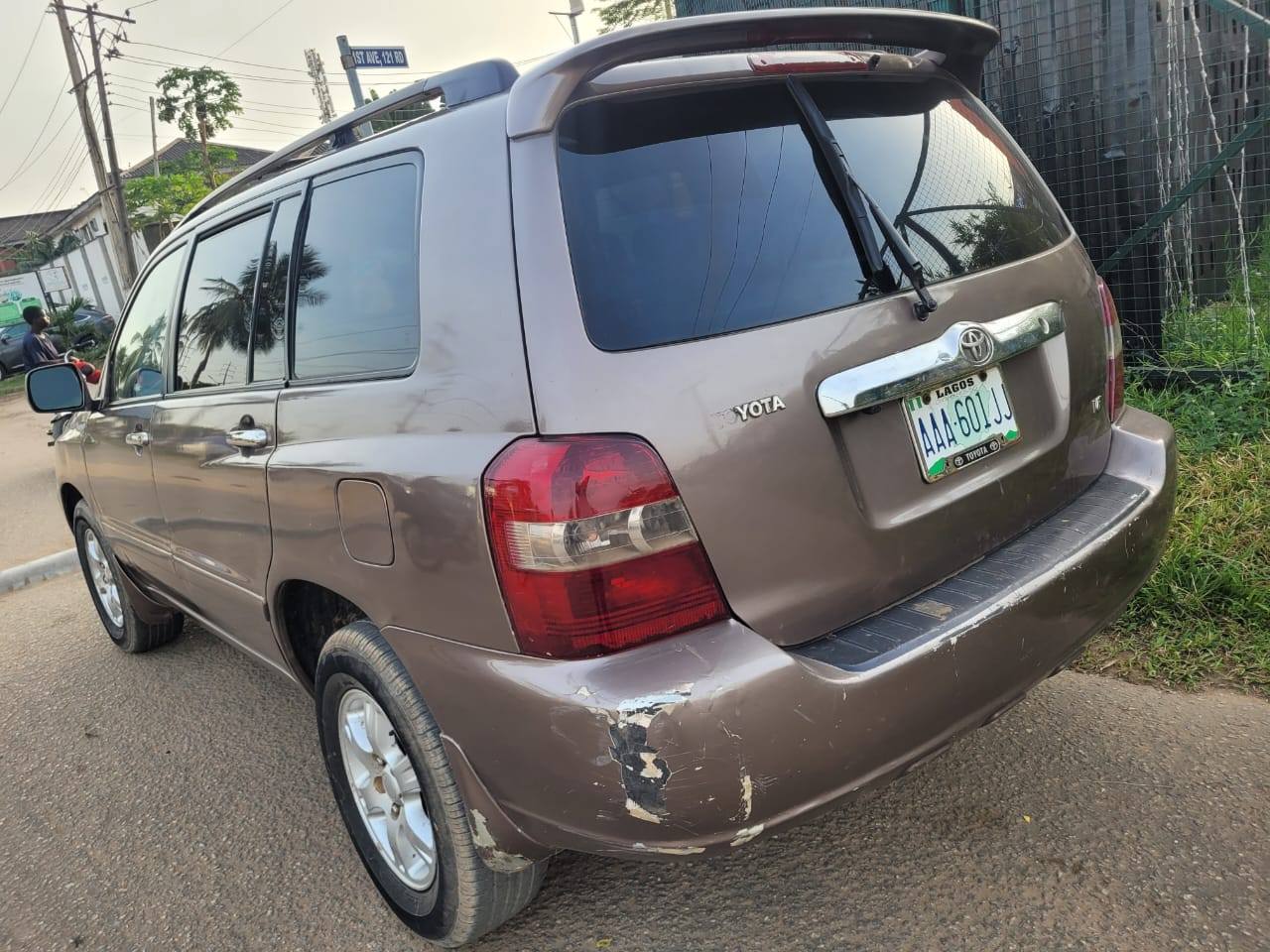 A picture of 2004 TOYOTA HIGHLANDER CLEAN