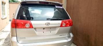 A picture of Toyota sienna 2007 model tokubo from USA Lagos cleared price