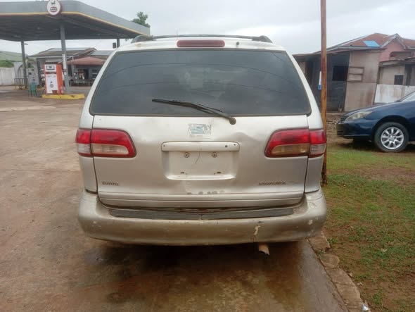 A picture of AWOOF TOYOTA SIENNA 2002 pure first body pan engine gear