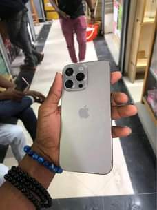 A picture of Mnaotumia hizi iphone Copy jee n nzuri