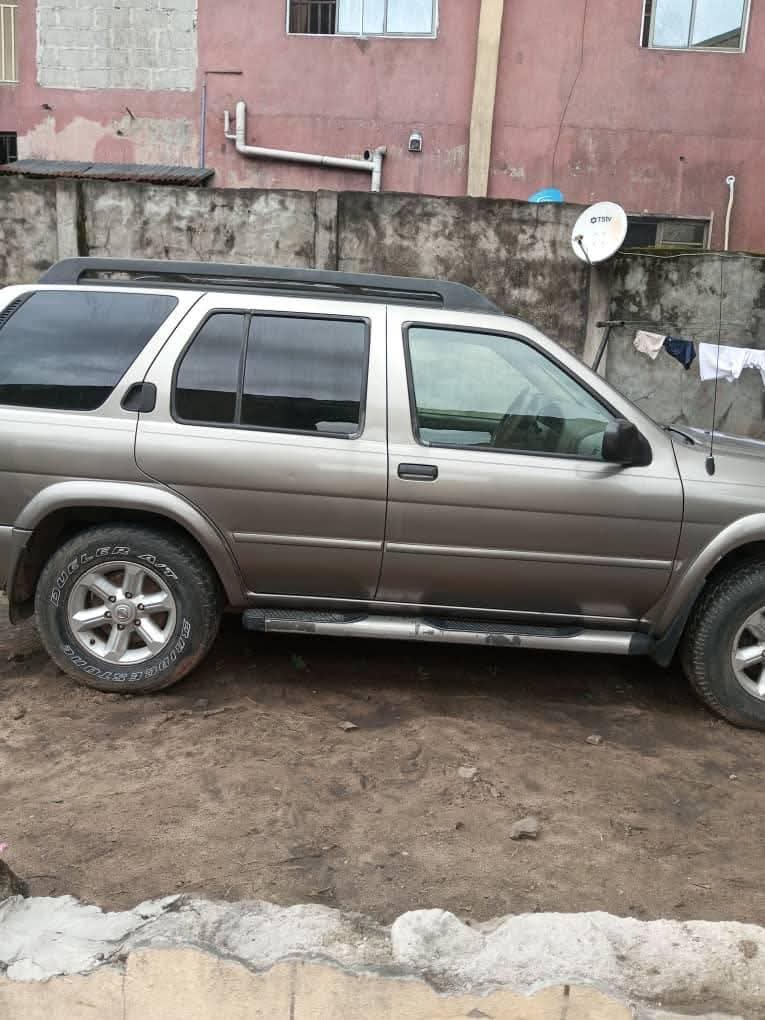 A picture of Nissan Pathfinder 2001