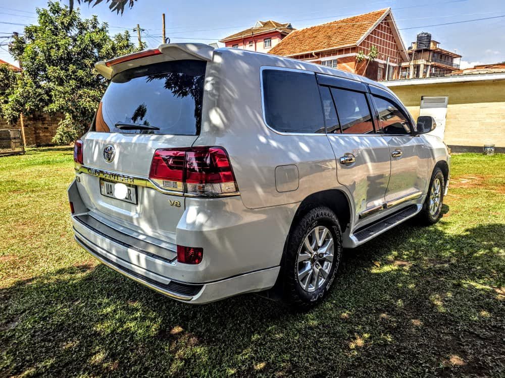 A picture of Landcruiser V8 Diesel engine 120 000km 145M 0707442262