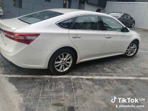 A picture of Foreign used Toyota Avalon