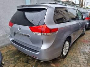 A picture of Toyota Sienna With Panoramic Roof 3 5L V6 Engine Thumb