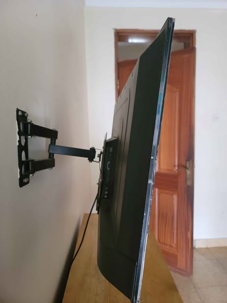 A picture of Smartec 32 TV Call WhatsApp 0761597591