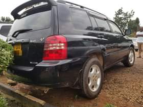 A picture of Toyota kluger 2003 model 2400cc 20 million Call 0757953488
