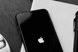 A picture of Iphone 11 imezima ghafla inawaka inaishia kweny apple logo