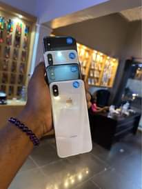 A picture of i phone x gb 256