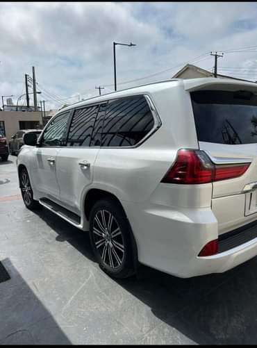 A picture of For sale AWOOF brekete don land Super clean 2020 LX570