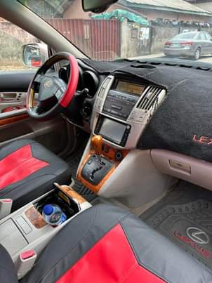 A picture of 05 Lexus Rx330 with screen Absolutely nothing to fix Price