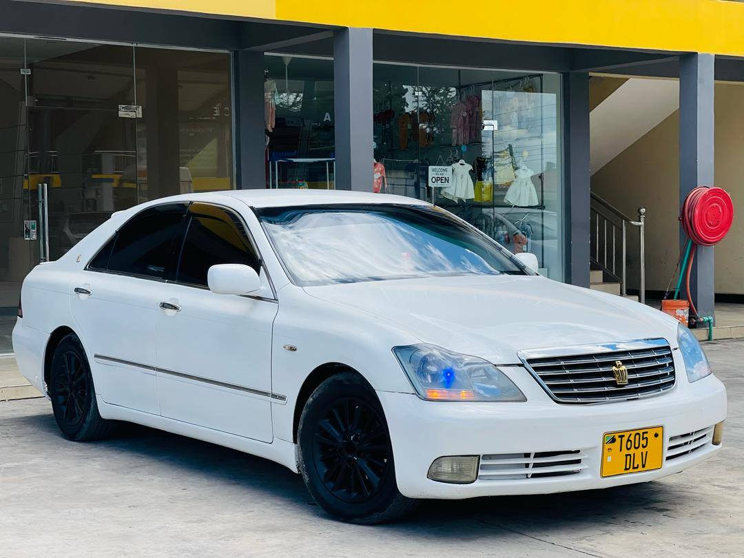 A picture of TOYOTA CROWN