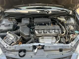 A picture of Distress Honda With nothing to fix Car is with my