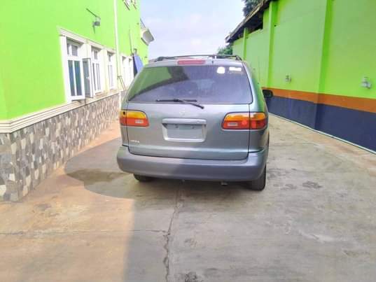 A picture of 1999 Toyota Sienna