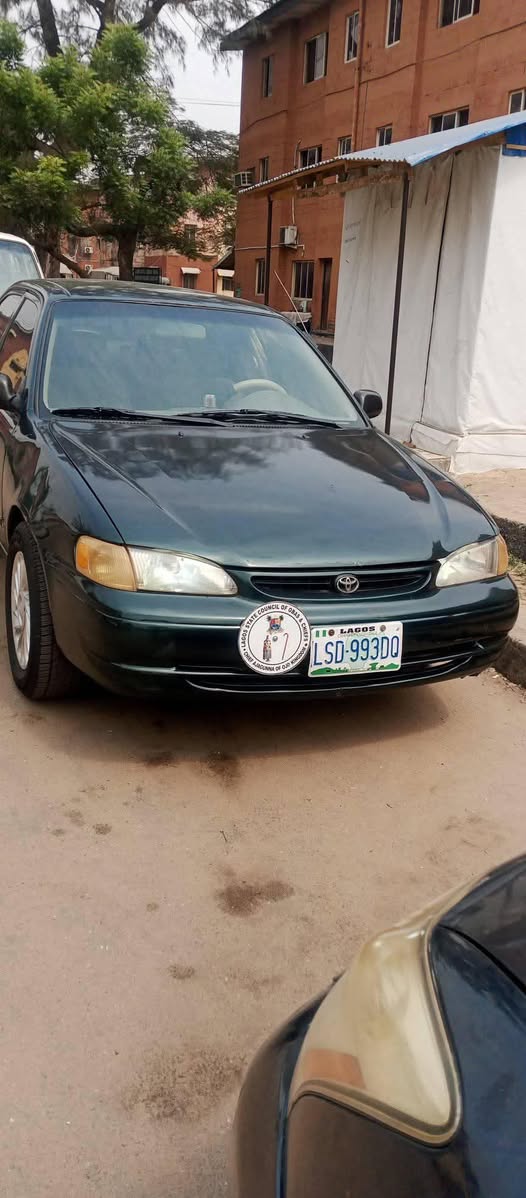 A picture of 2000 Toyota corolla
