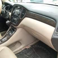 A picture of 04 highlander Everything working perfectly 3 5 last Agent fee