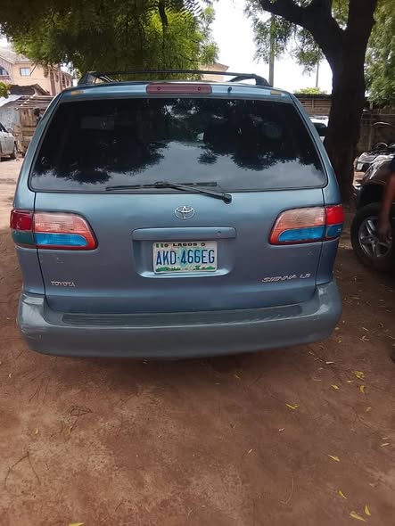A picture of Toyota sienna 2002 model