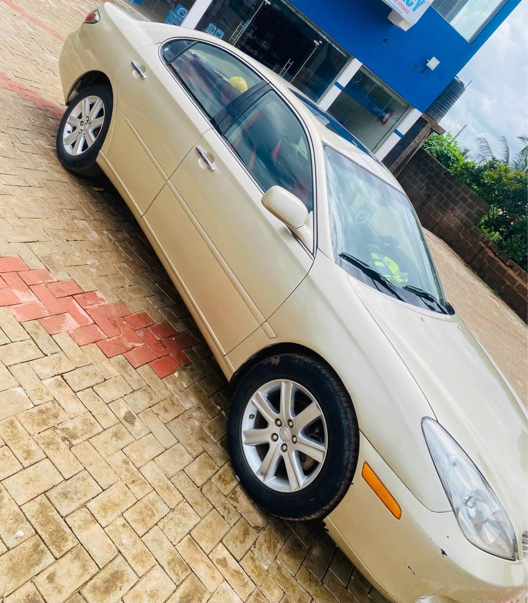 A picture of Lexus ES330