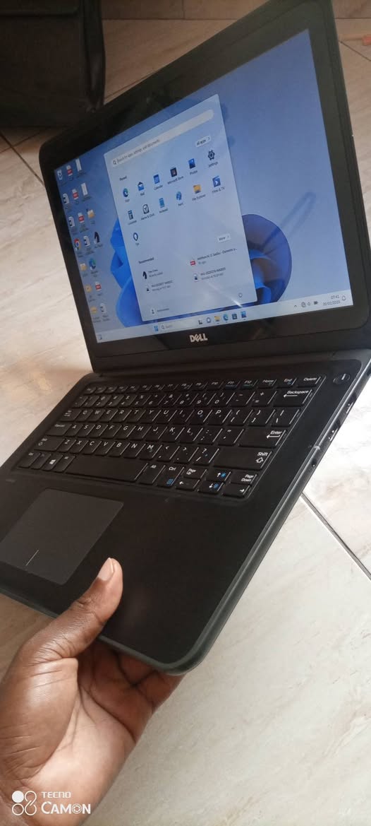 A picture of Dell latitude i3 Touchscreen 6th generation at 600 000